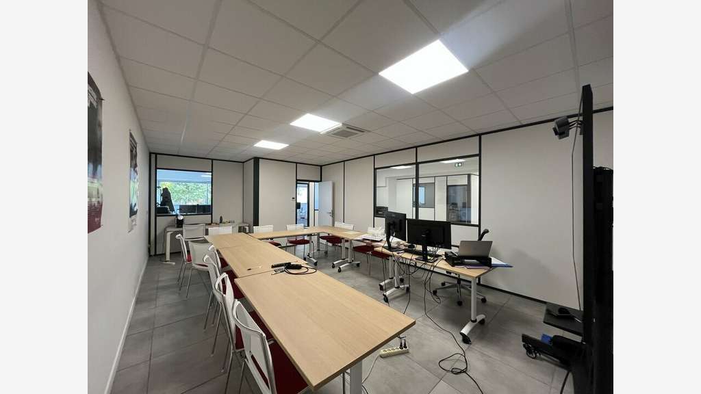 A louer bureaux 217m² R+1à Nice Canta Galet