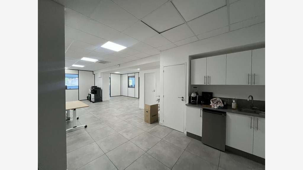 A louer bureaux 217m² R+1à Nice Canta Galet