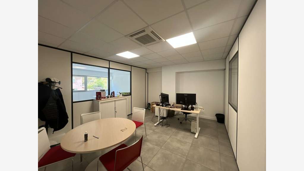 A louer bureaux 217m² R+1à Nice Canta Galet