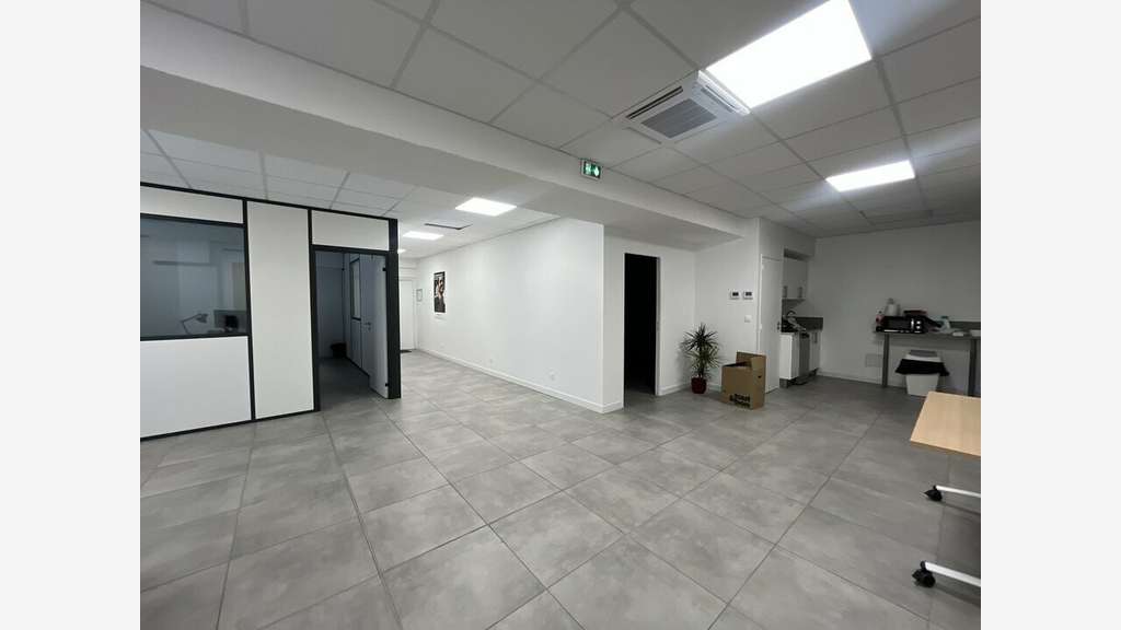 A louer bureaux 217m² R+1à Nice Canta Galet