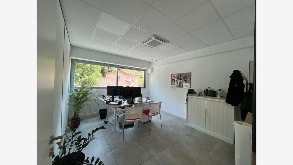 A louer bureaux 217m² R+1à Nice Canta Galet