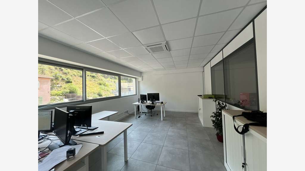 A louer bureaux 217m² R+1à Nice Canta Galet