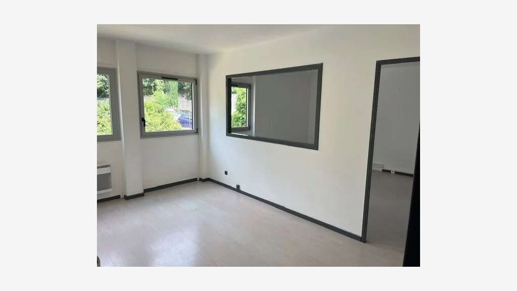 A LOUER - BUREAUX 85M2 PARKING POSSIBLE - BAS FABR