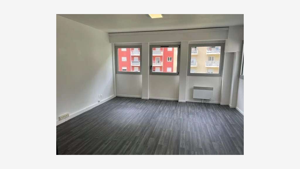 A LOUER - BUREAUX 85M2 PARKING POSSIBLE - BAS FABR