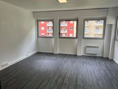A LOUER - BUREAUX 85M2 PARKING POSSIBLE - BAS FABR