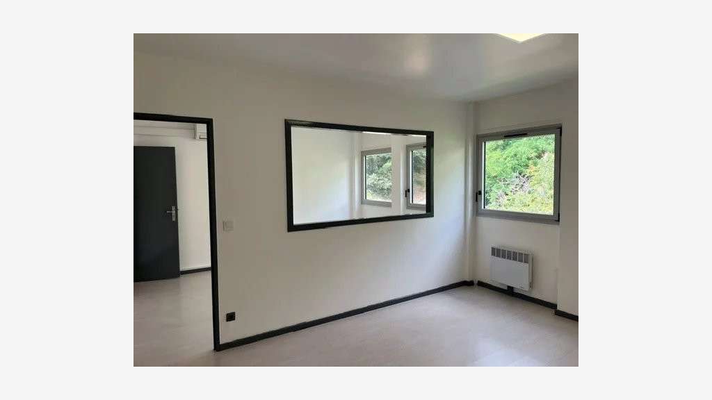 A LOUER - BUREAUX 85M2 PARKING POSSIBLE - BAS FABR