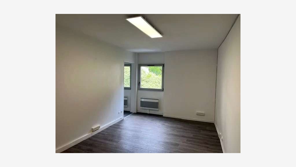 A LOUER - BUREAUX 85M2 PARKING POSSIBLE - BAS FABR