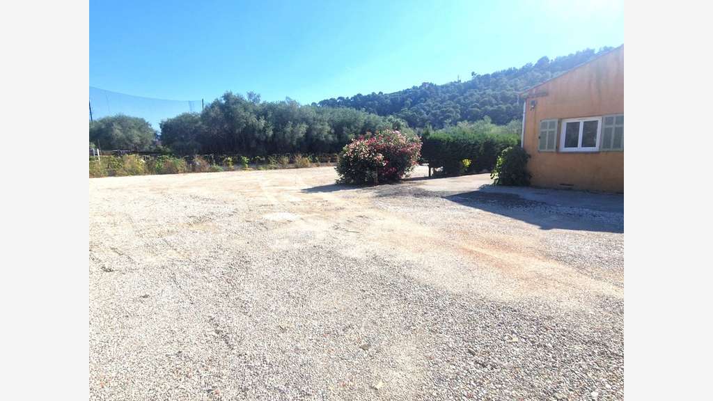 A louer bureaux 95m² avec terrain 1400m² à Nice