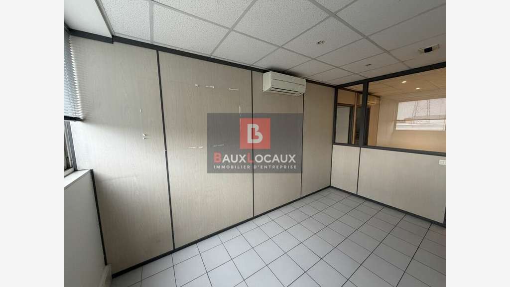 Bureaux de 155m² à louer au 1er étage à Nîmes