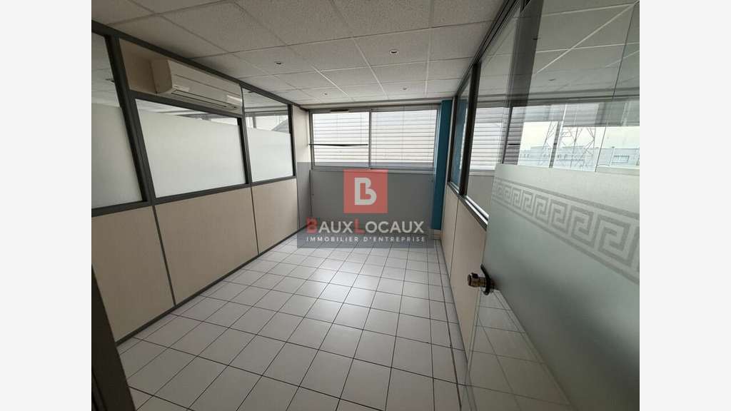 Bureaux de 155m² à louer au 1er étage à Nîmes