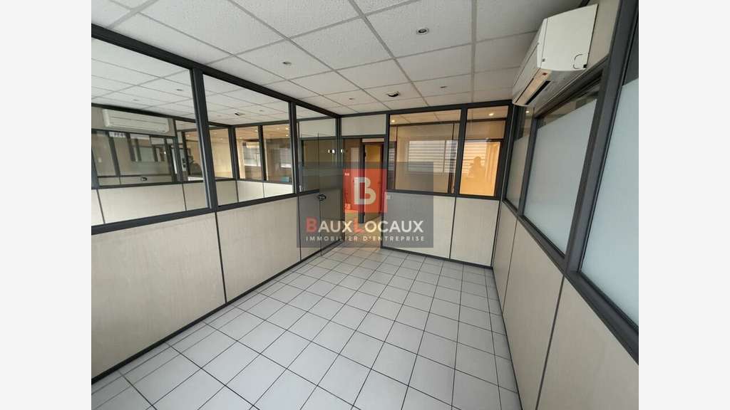 Bureaux de 155m² à louer au 1er étage à Nîmes