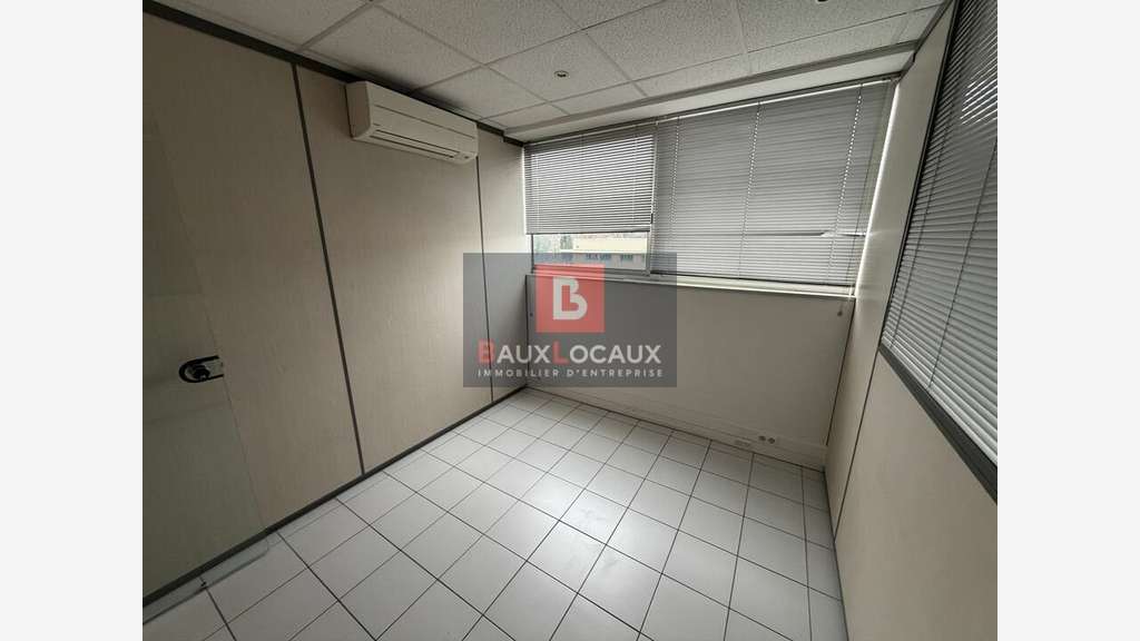 Bureaux de 155m² à louer au 1er étage à Nîmes