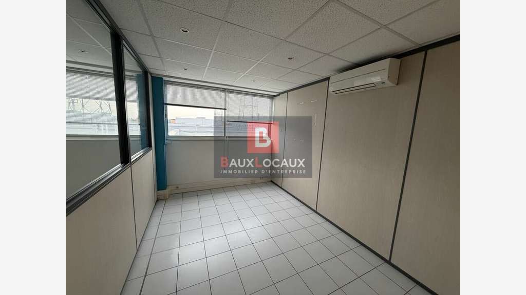 Bureaux de 155m² à louer au 1er étage à Nîmes