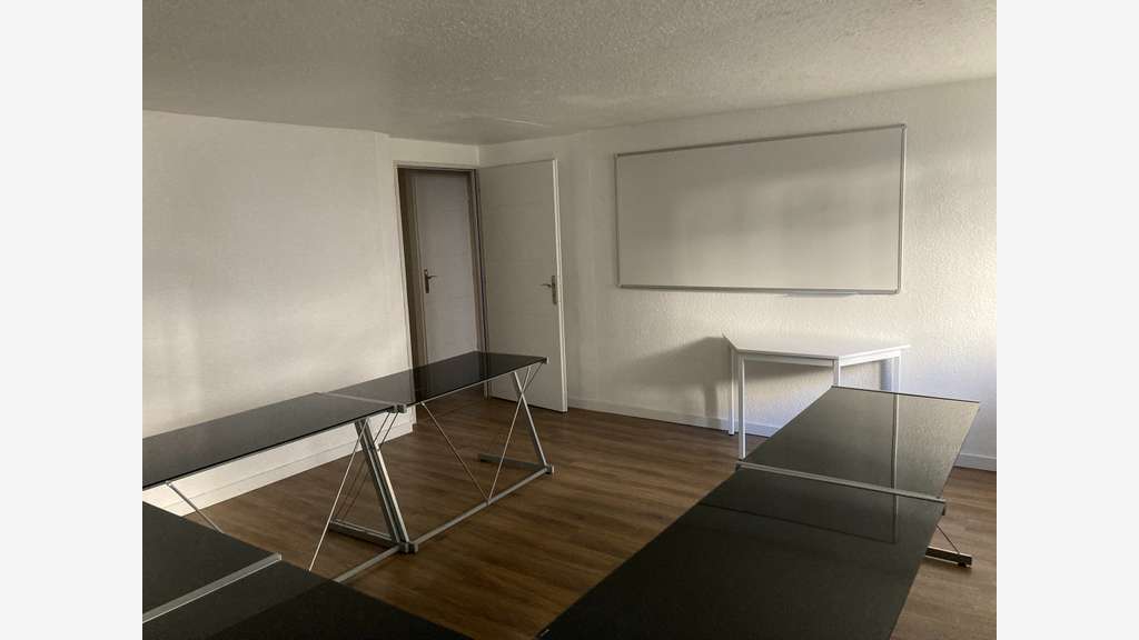 Loue locaux professionnels de 87m² à Nîmes