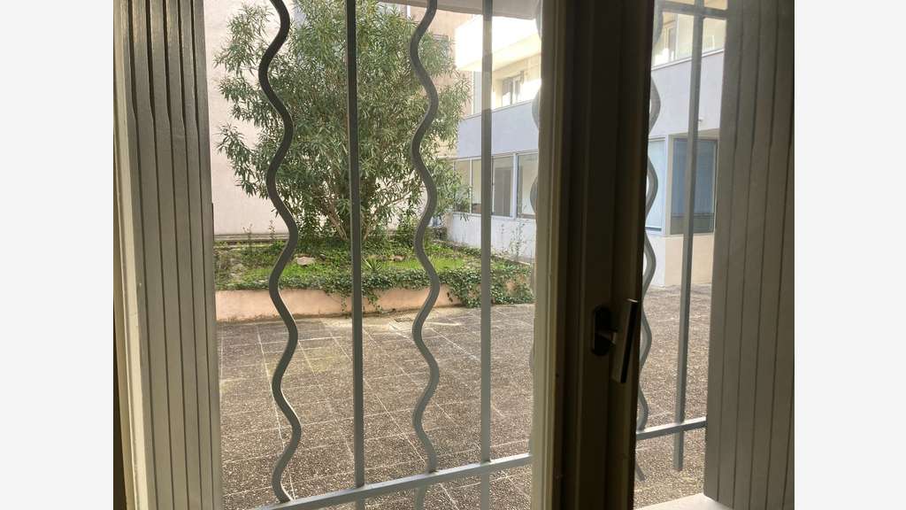 Loue locaux professionnels de 87m² à Nîmes