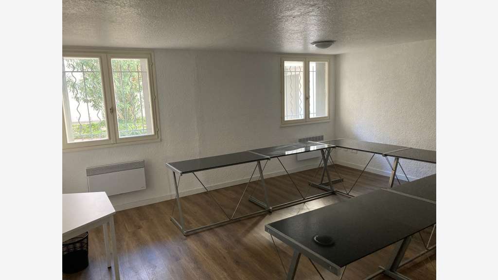 Loue locaux professionnels de 87m² à Nîmes