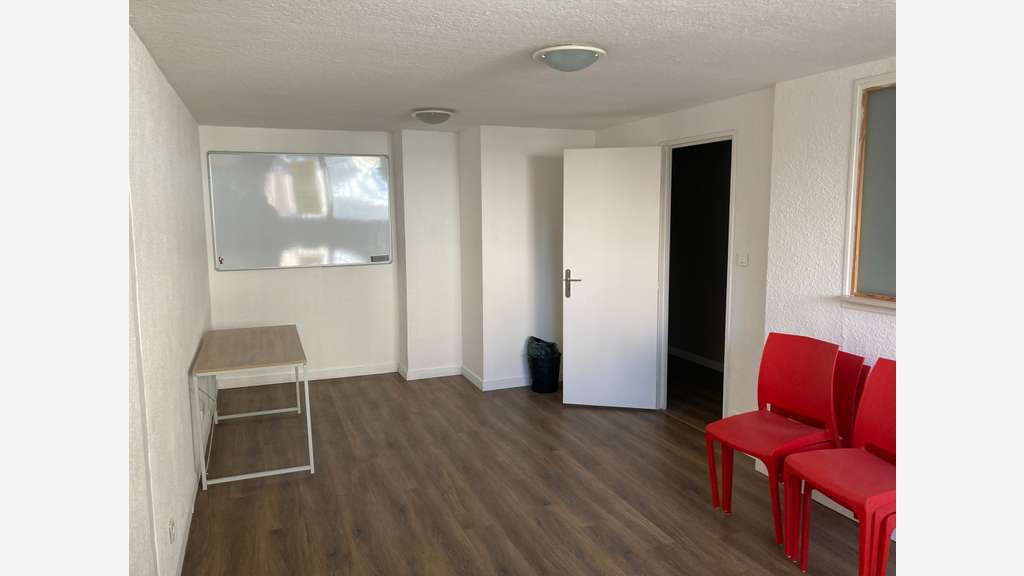 Loue locaux professionnels de 87m² à Nîmes