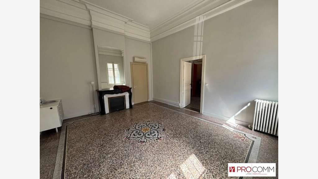 NÎMES - BUREAUX à louer