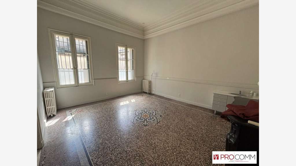 NÎMES - BUREAUX à louer