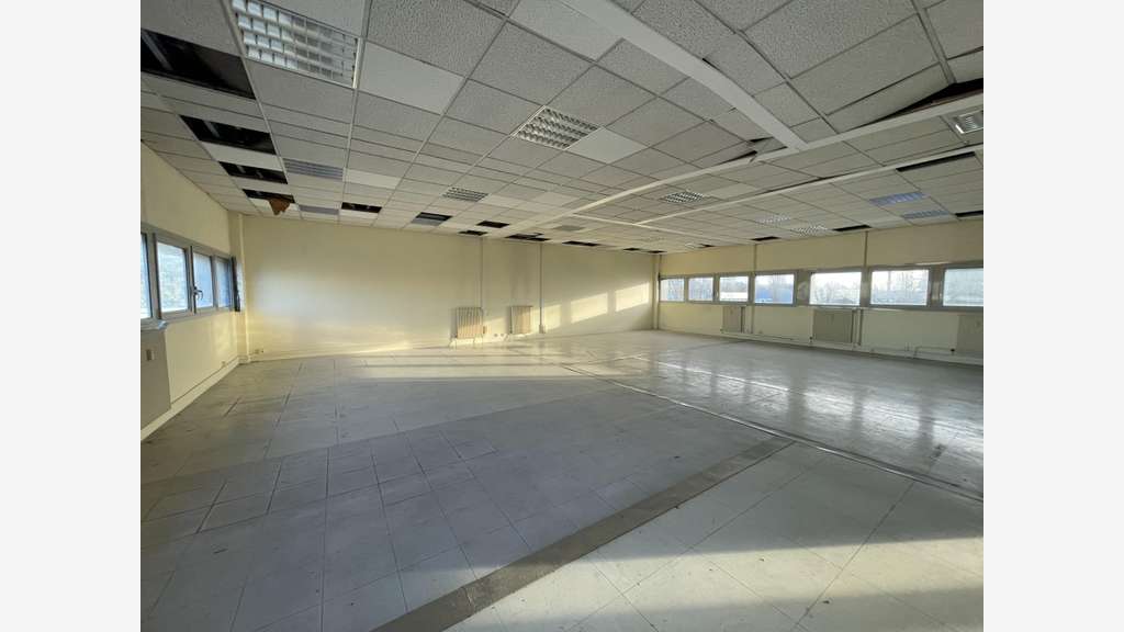 A louer bureaux 1002m² zone industrielle de Niort