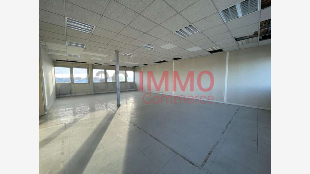 A louer bureaux 1002m² zone industrielle de Niort