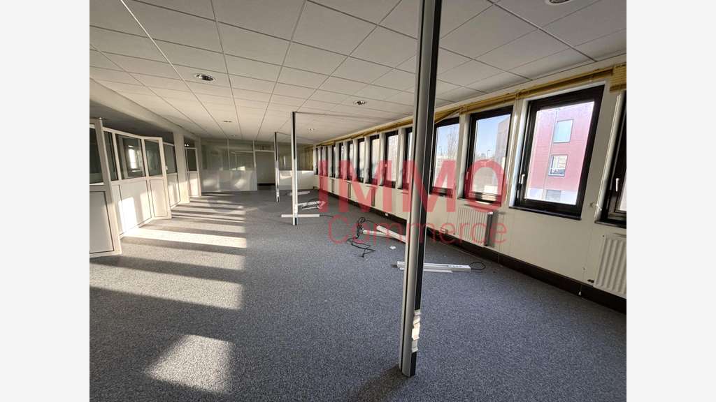 A louer local 500m² Niort proche Aven. La Rochelle