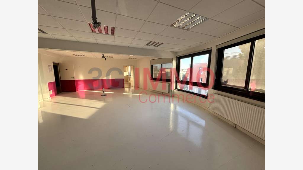 A louer local 500m² Niort proche Aven. La Rochelle