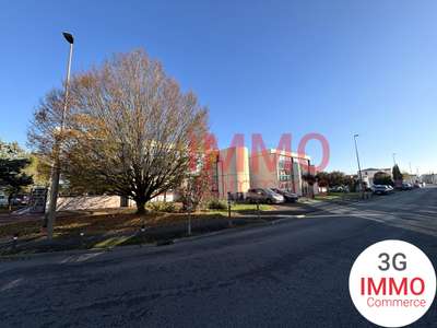 A louer local 500m² Niort proche Aven. La Rochelle