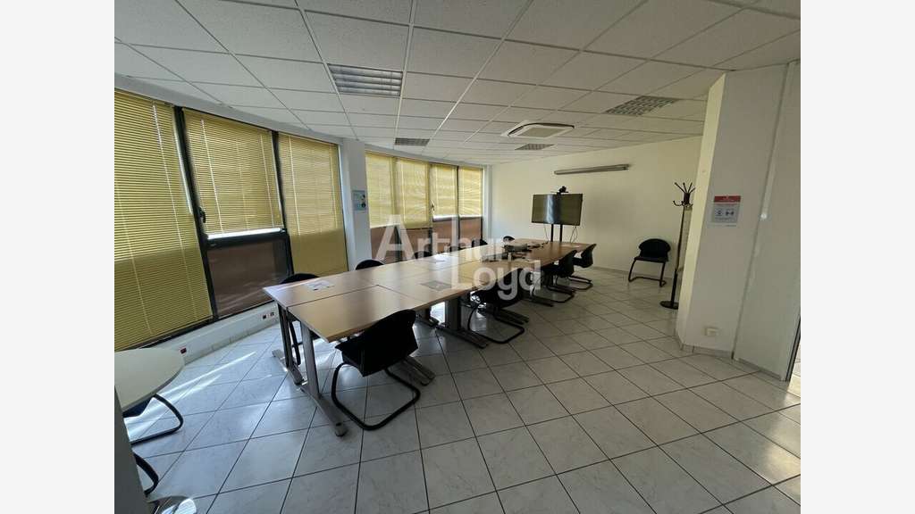 Bâtiment de bureaux 300m² à louer à Niort