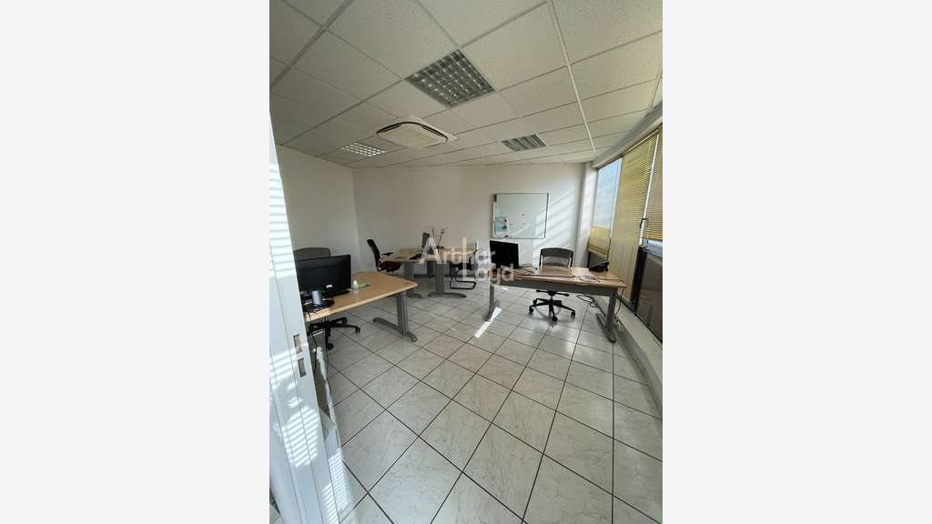 Bâtiment de bureaux 300m² à louer à Niort