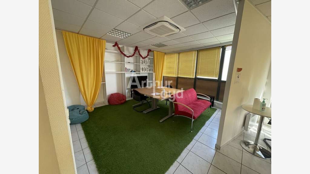 Bâtiment de bureaux 300m² à louer à Niort