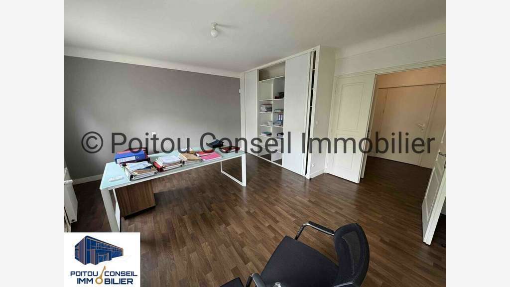 Loue bureau 91m² au 1er étage centre ville Niort