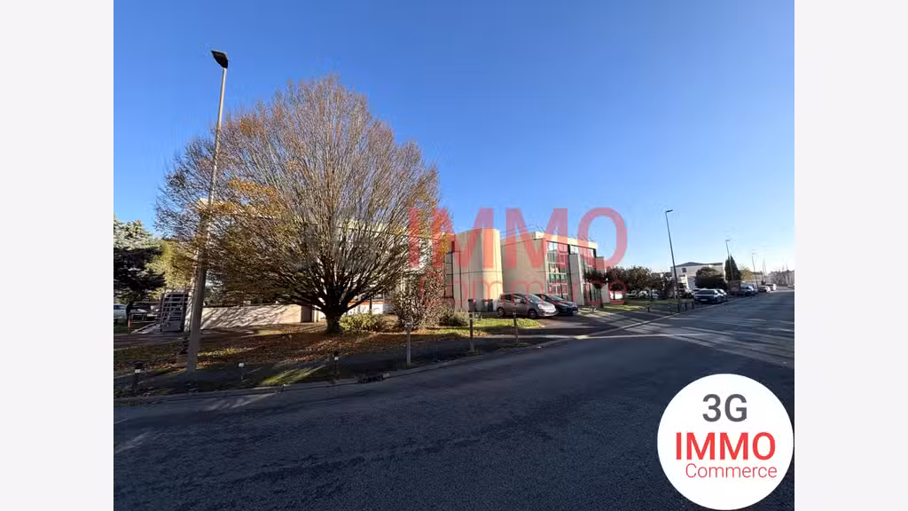 A louer local 500m² avec parking foisonné à Niort