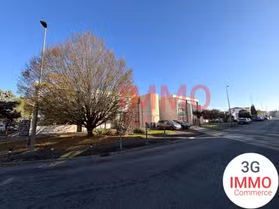 A louer local 500m² avec parking foisonné à Niort