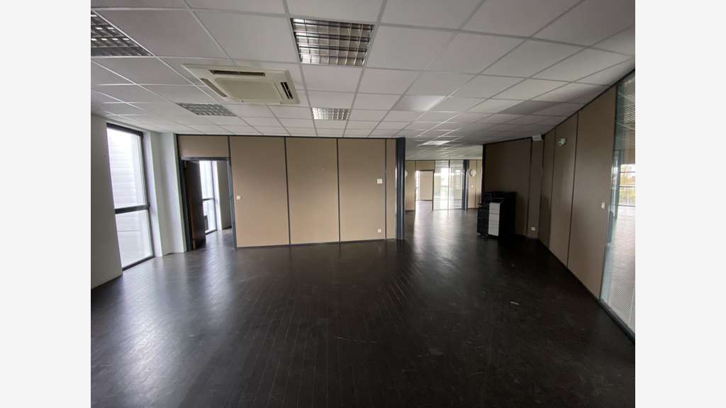 Bureaux meublés R+2 à louer proche Chartres A11
