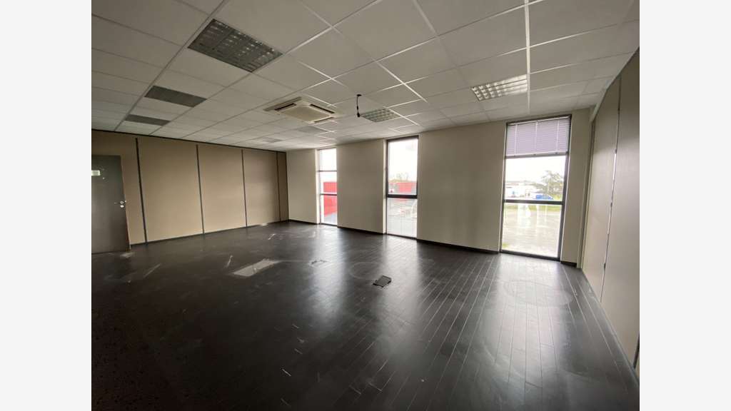 Bureaux meublés R+2 à louer proche Chartres A11
