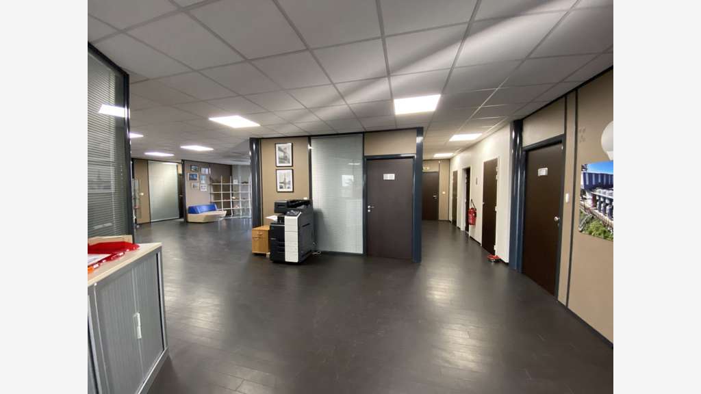 Bureaux meublés R+2 à louer proche Chartres A11