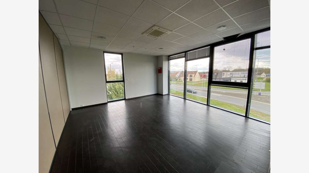 Bureaux meublés R+2 à louer proche Chartres A11