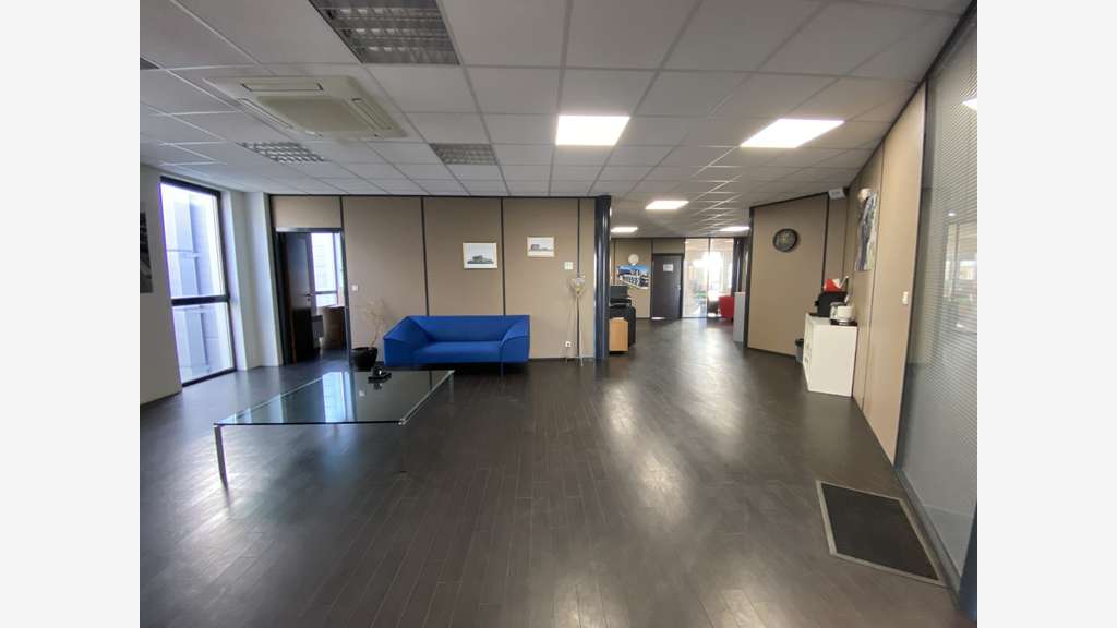 Bureaux meublés R+2 à louer proche Chartres A11