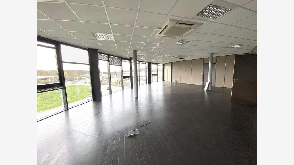 Bureaux meublés R+2 à louer proche Chartres A11