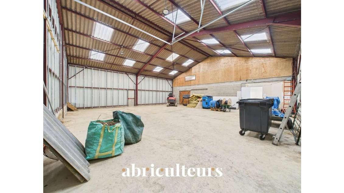 A louer local d'activité de 516m² à 1h de Paris