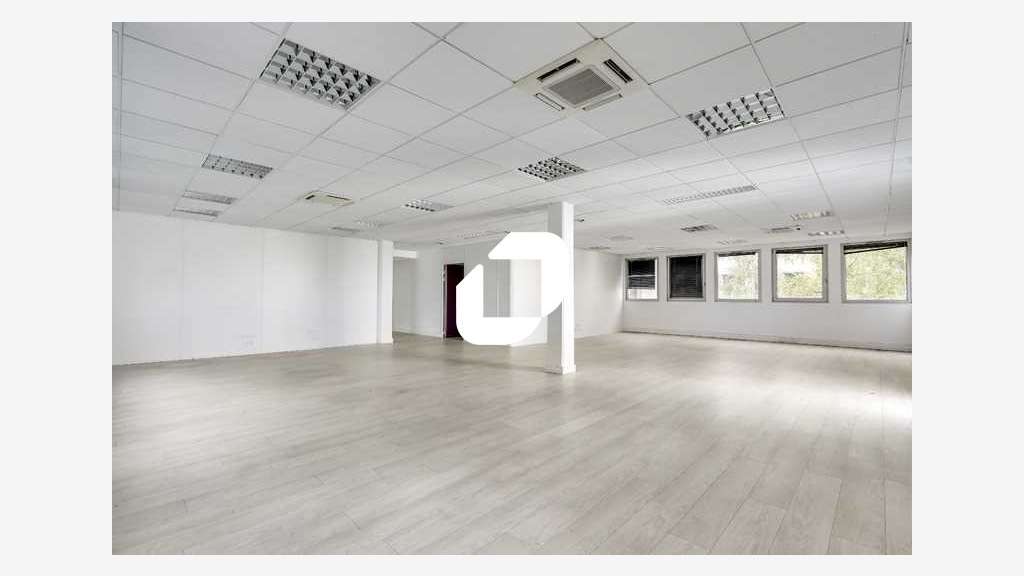 A louer Bureaux 303m² Noisiel