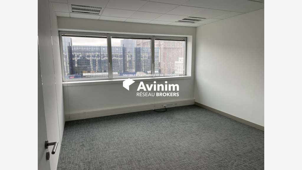 A louer bureaux de 1316m² à 1329m² Noisy-Le-Grand