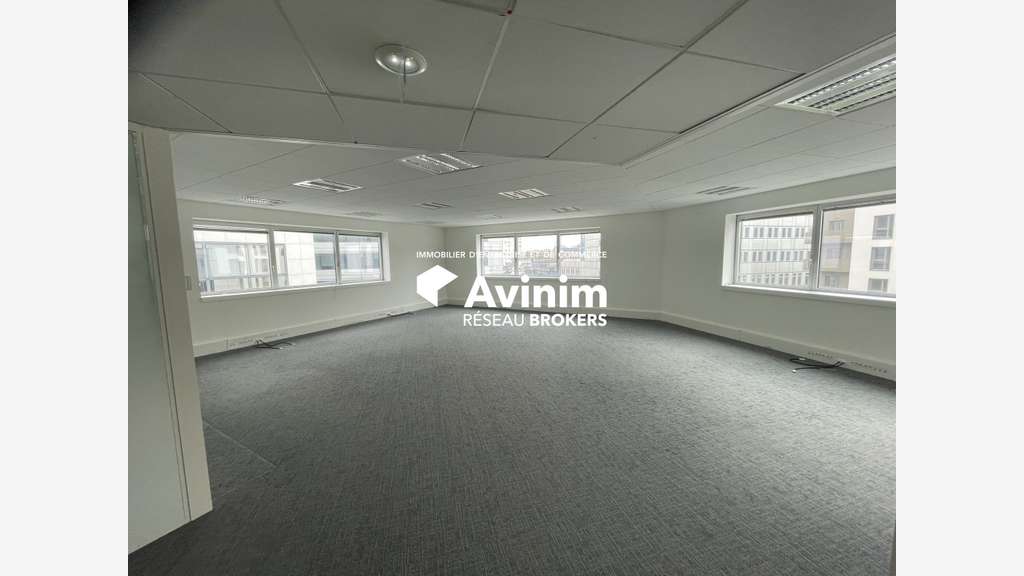 A louer bureaux de 1316m² à 1329m² Noisy-Le-Grand