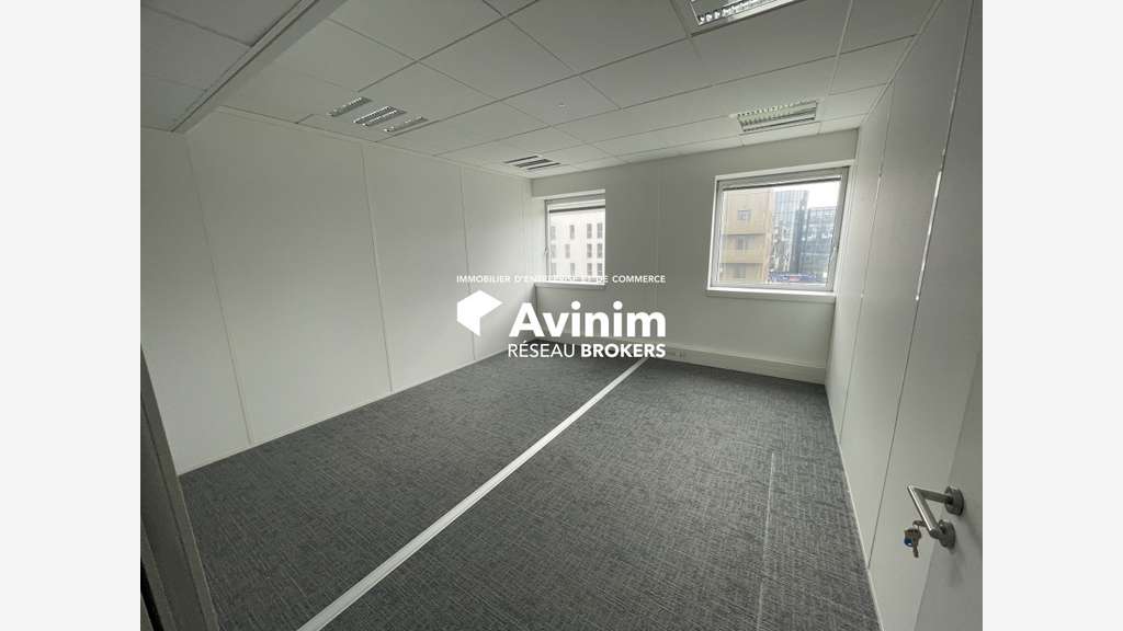 A louer bureaux de 1316m² à 1329m² Noisy-Le-Grand