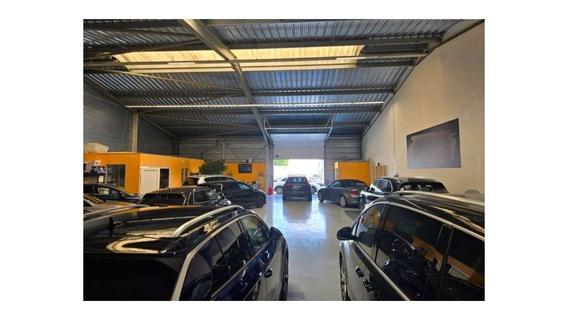 LOCAL COMMERCIAL / ENTREPÔT / GARAGE AVEC BUREAUX 