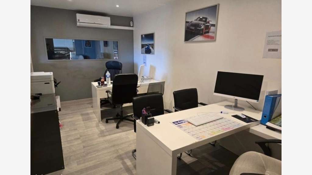 Local professionnel 360m² à louer Notre-Dame-d'Oé