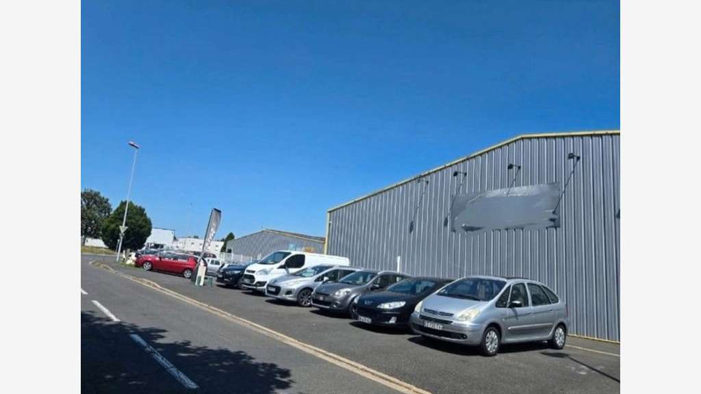 Local professionnel 360m² à louer Notre-Dame-d'Oé