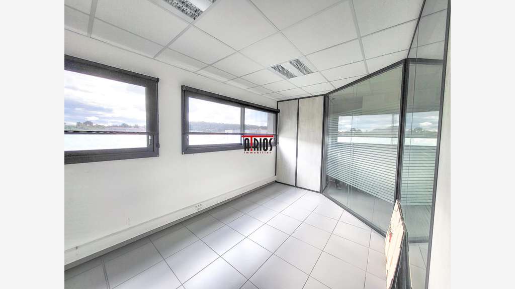 Bureau de 60m² à louer au 2ème étage à Ollioules
