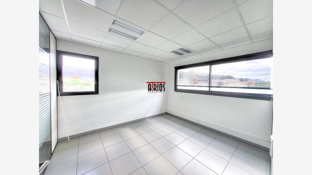 Bureau de 60m² à louer au 2ème étage à Ollioules